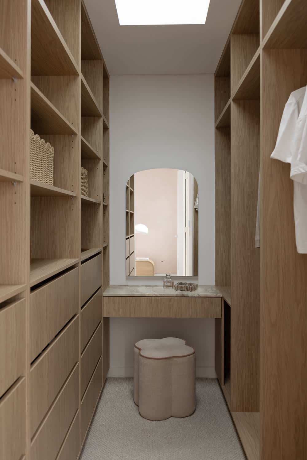 Built-in robe & vanity