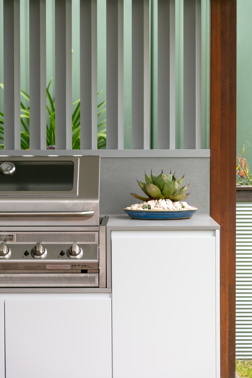 Built-in outdoor barbecue